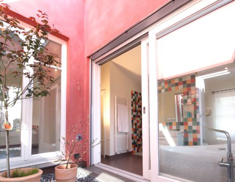 Blick vom Atrium ins Bad