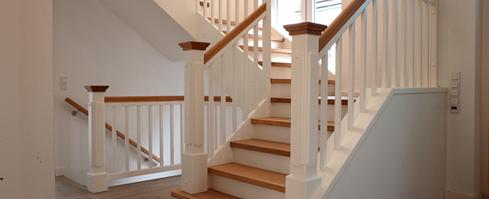 Holztreppe eingebaut, klassisches Haus in Duisburg